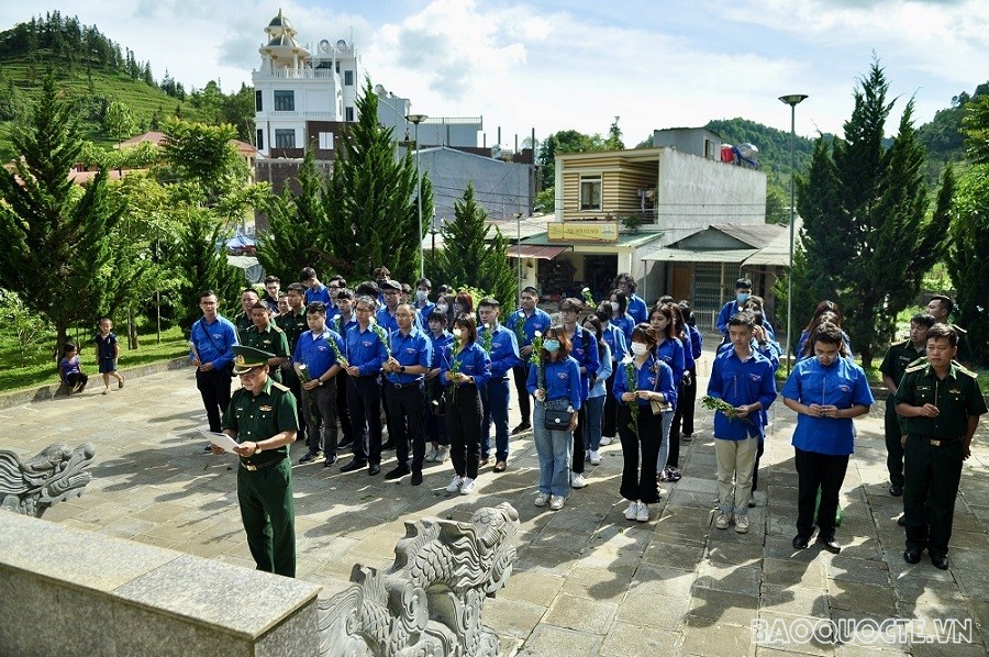 (07.18) Đoàn thanh niên Bộ Ngoại giao dâng hương tưởng niệm các chiến sỹ hi sinh tại đồn Pha Long. (Ảnh: Duy Quang) (07.18) Đoàn thanh niên Bộ Ngoại giao dâng hương tưởng niệm các chiến sỹ hi sinh tại đồn Pha Long. (Ảnh: Duy Quang)