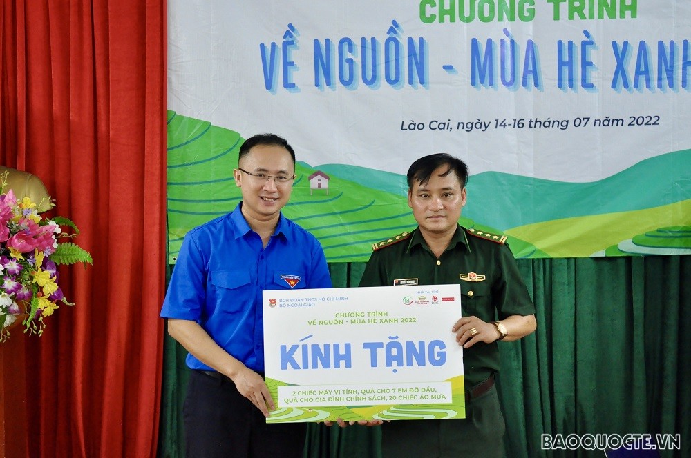 (07.18) Chính trị viên đồn Pha Long, Thượng tá Nguyễn Văn Thiệu tiếp nhận phần quà do trường đoàn, Phó Bí thư Đoàn Thanh niên Bộ Ngoại giao trao tặng. (Ảnh: Duy Quang) (07.18) Chính trị viên đồn Pha Long, Thượng tá Nguyễn Văn Thiệu tiếp nhận phần quà do trường đoàn, Phó Bí thư Đoàn Thanh niên Bộ Ngoại giao trao tặng. (Ảnh: Duy Quang)