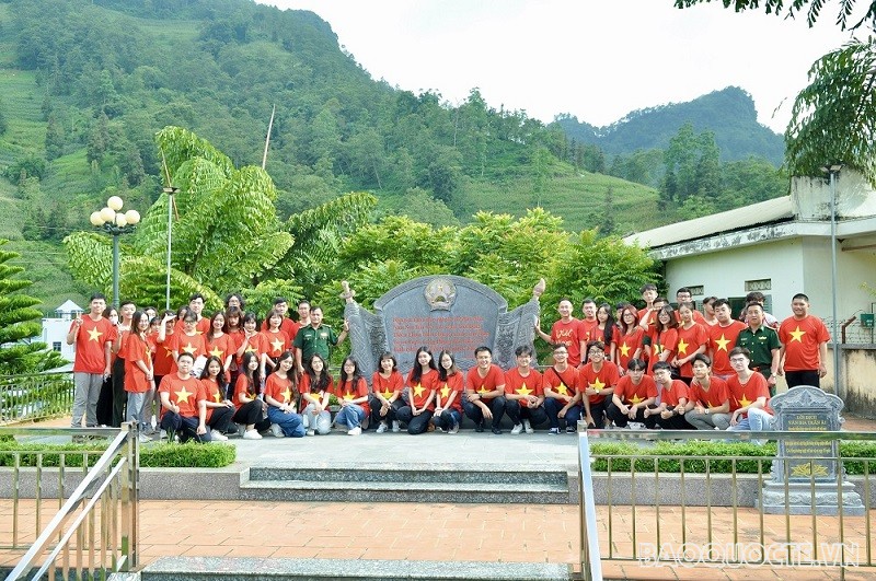 (07.18) Đoàn cán bộ trẻ, thanh niên, đoàn viên Bộ và sinh viên Học viện Ngoại giao chụp ảnh lưu niệm trước bia trấn ải tại đồn Pha Long. (Ảnh: Duy Quang) (07.18) Đoàn cán bộ trẻ, thanh niên, đoàn viên Bộ và sinh viên Học viện Ngoại giao chụp ảnh lưu niệm trước bia trấn ải tại đồn Pha Long. (Ảnh: Duy Quang)