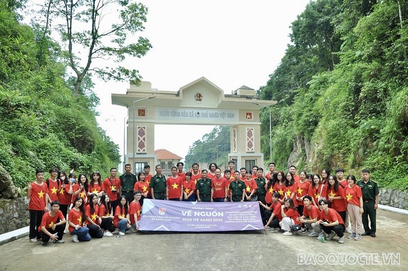 (07.18) Đoàn cán bộ trẻ, thanh niên, đoàn viên Bộ và sinh viên Học viện Ngoại giao chụp ảnh lưu niệm trước cửa khẩu Lồ Cô Chin. (Ảnh: Duy Quang) (07.18) Đoàn cán bộ trẻ, thanh niên, đoàn viên Bộ và sinh viên Học viện Ngoại giao chụp ảnh lưu niệm trước cửa khẩu Lồ Cô Chin. (Ảnh: Duy Quang)