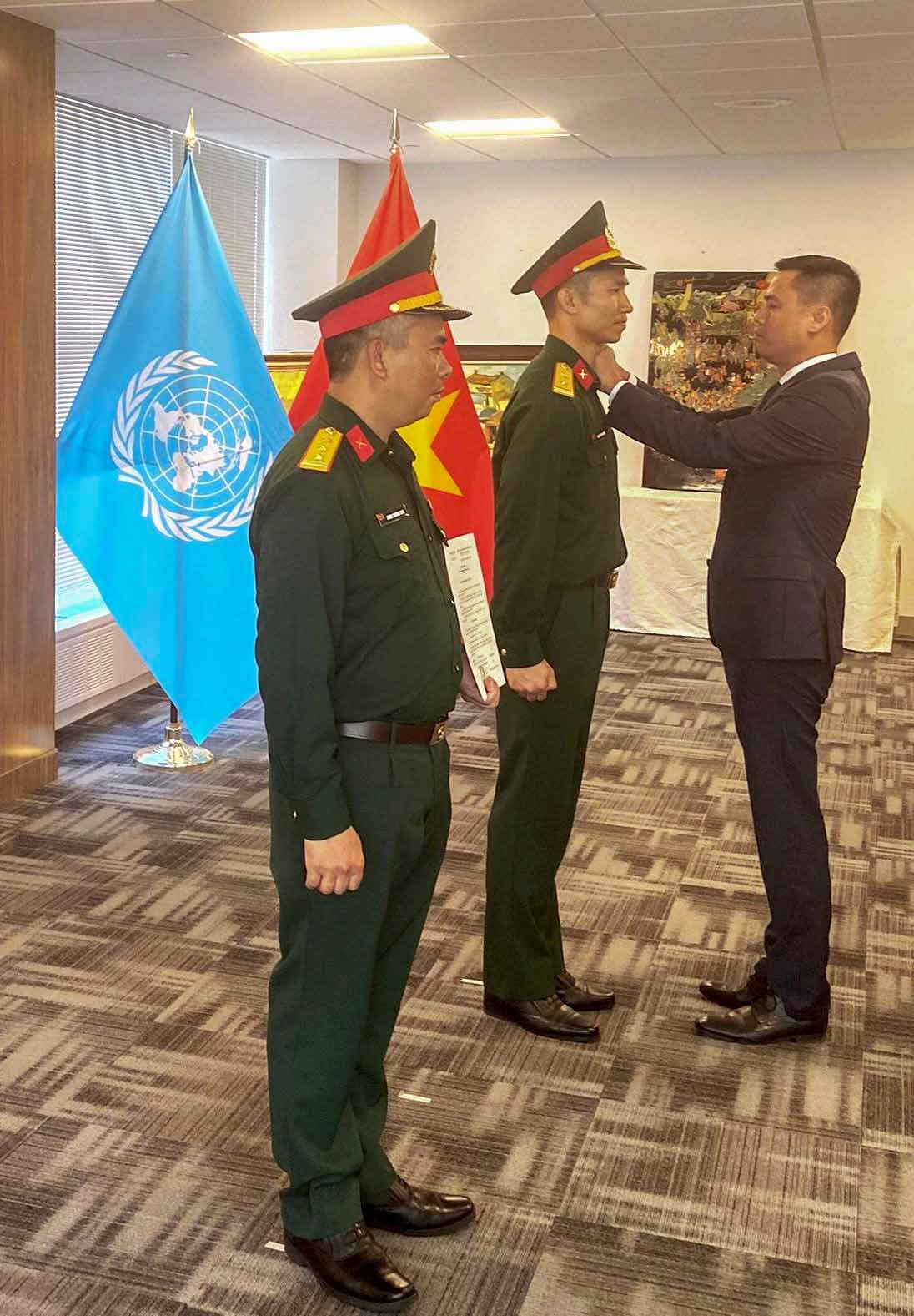 Đại sứ Đặng Hoàng Giang trao quân hàm Trung tá cho đồng chí Nguyễn Phúc Đông Đại sứ Đặng Hoàng Giang trao quân hàm Trung tá cho đồng chí Nguyễn Phúc Đông