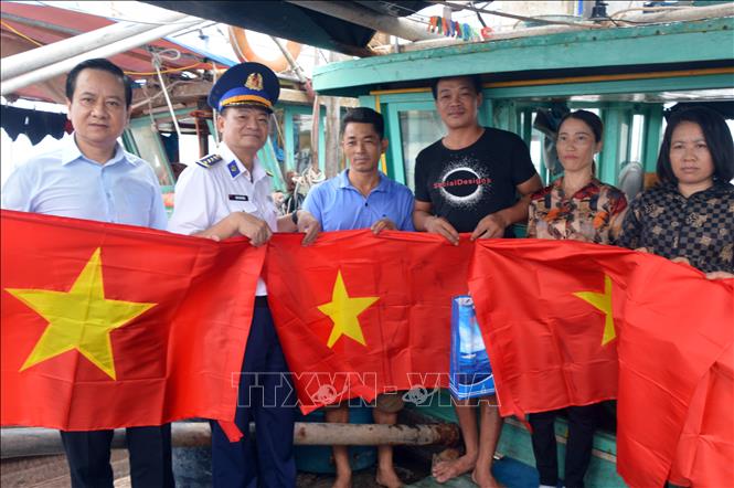 Bộ Tư lệnh Vùng Cảnh sát biển 1 đồng hành với ngư dân huyện Cát Hải Chú thích ảnh