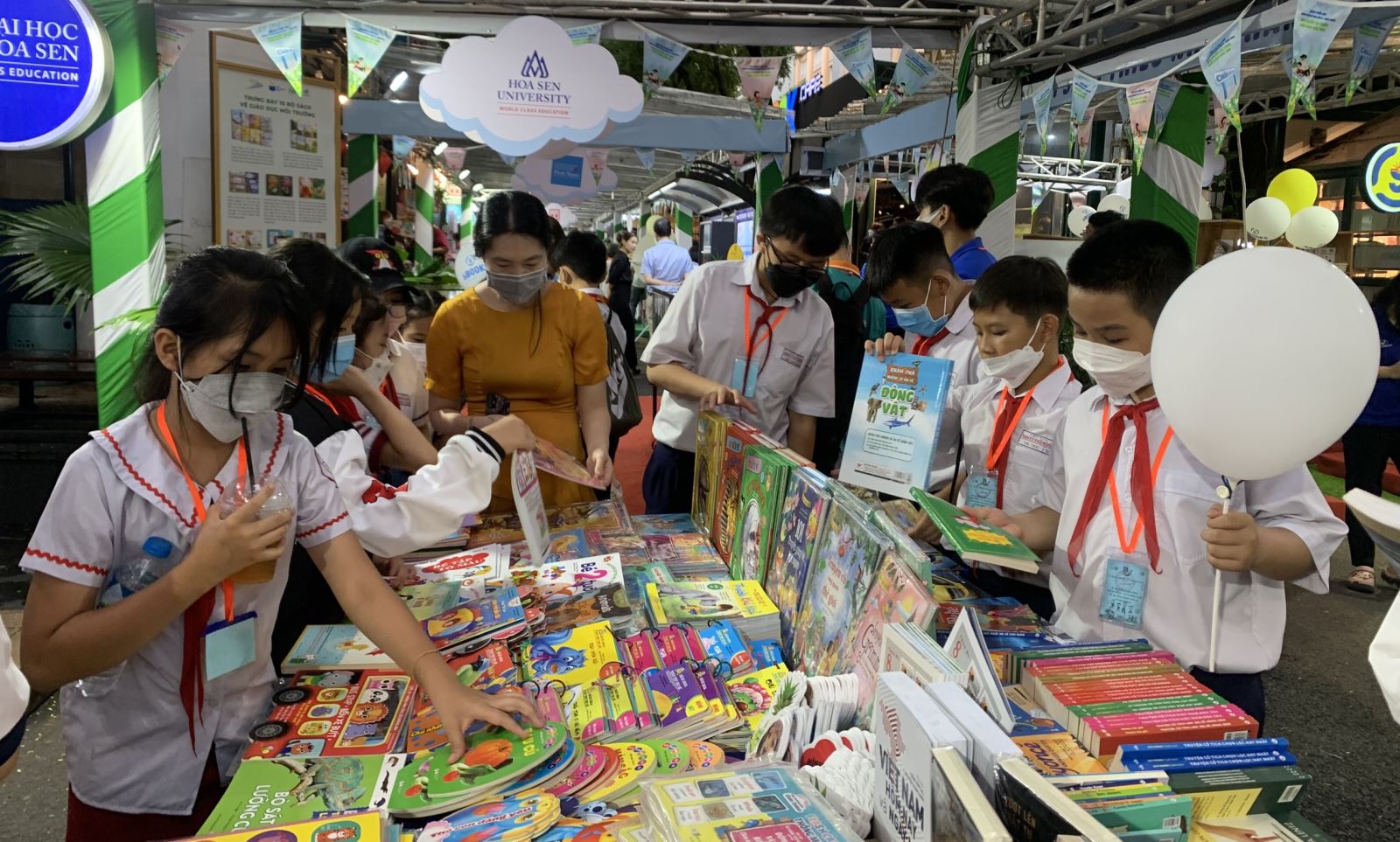 TP Hồ Chí Minh hỗ trợ trẻ mồ côi 1,2 triệu đồng/người/tháng Chú thích ảnh