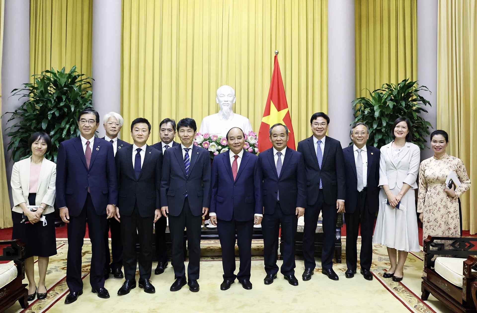 Chủ tịch nước Nguyễn Xuân Phúc chụp ảnh chung với Thống đốc tỉnh Gunma, Nhật Bản Yamamoto Ichita và các đại biểu. (Nguồn: TTXVN) Chủ tịch nước Nguyễn Xuân Phúc chụp ảnh chung với Thống đốc tỉnh Gunma, Nhật Bản Yamamoto Ichita và các đại biểu. (Nguồn: TTXVN)