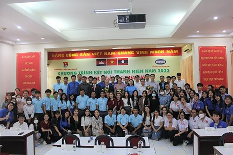 Chương trình có sự tham dự của hơn 100 đại biểu là cán bộ và thanh niên, sinh viên ba nước Việt Nam-Lào-Campuchia. Chương trình có sự tham dự của hơn 100 đại biểu là cán bộ và thanh niên, sinh viên ba nước Việt Nam-Lào-Campuchia.