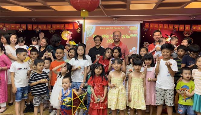 Trẻ em Việt Nam tại Pháp vui đón Tết Trung thu Chú thích ảnh