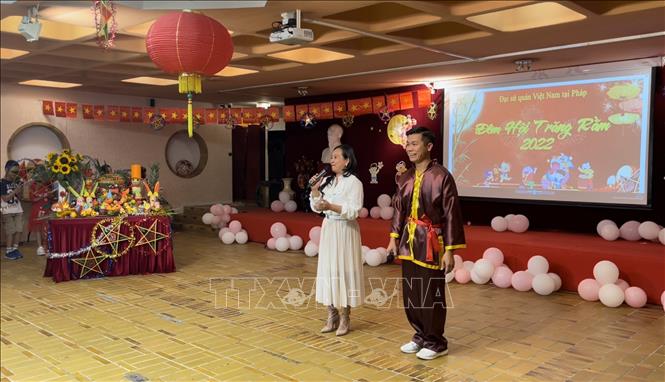 Trẻ em Việt Nam tại Pháp vui đón Tết Trung thu Chú thích ảnh