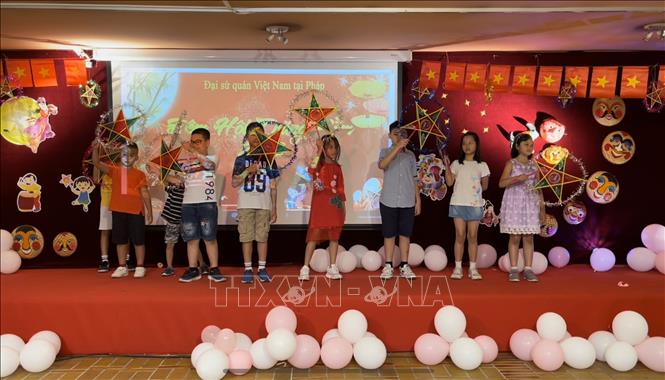Trẻ em Việt Nam tại Pháp vui đón Tết Trung thu Chú thích ảnh