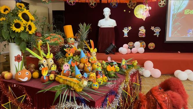 Trẻ em Việt Nam tại Pháp vui đón Tết Trung thu Chú thích ảnh