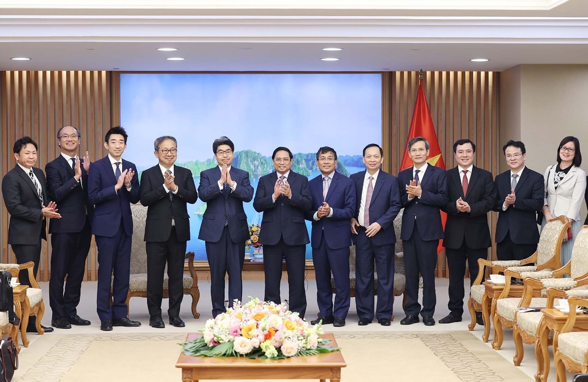 Thủ tướng Phạm Minh Chính và Thống đốc Ngân hàng Hợp tác quốc tế Nhật Bản Hayashi Nobumitsu cùng các đại biểu. (Nguồn: TTXVN) Thủ tướng Phạm Minh Chính và Thống đốc Ngân hàng Hợp tác quốc tế Nhật Bản Hayashi Nobumitsu cùng các đại biểu. (Nguồn: TTXVN)