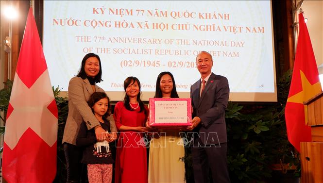 Trao tặng giấy khen cho Hội Người Việt Nam tại Thụy Sĩ Chú thích ảnh