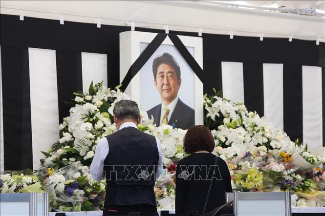 Đông đảo người dân Nhật Bản tới viếng cố Thủ tướng Abe Shinzo Chú thích ảnh