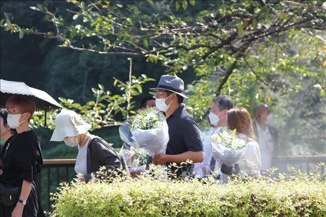 Đông đảo người dân Nhật Bản tới viếng cố Thủ tướng Abe Shinzo Chú thích ảnh