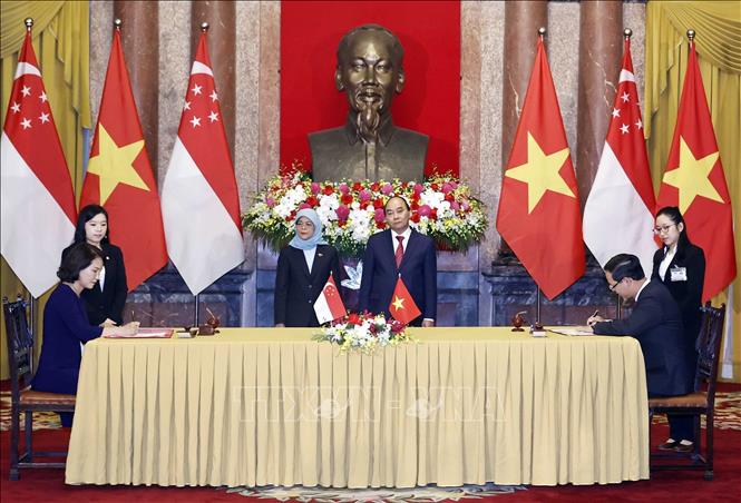 Chủ tịch nước và Tổng thống Singapore chứng kiến lễ ký các văn kiện hợp tác Chú thích ảnh