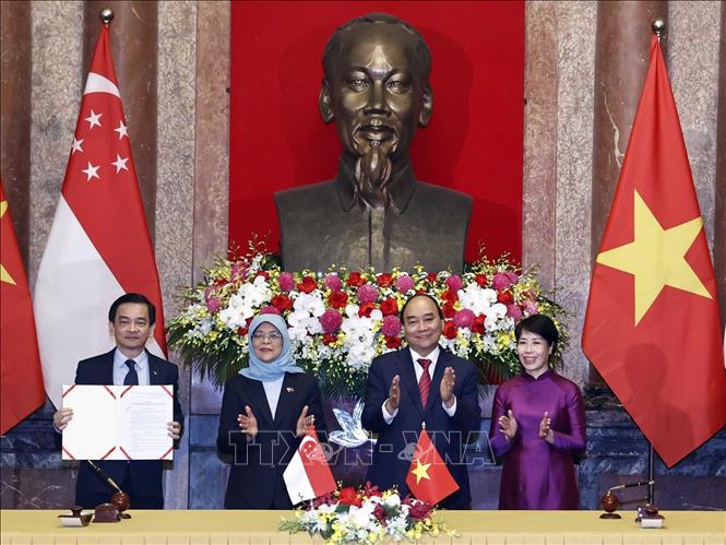 Chủ tịch nước và Tổng thống Singapore chứng kiến lễ ký các văn kiện hợp tác Chú thích ảnh