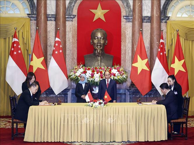 Chủ tịch nước và Tổng thống Singapore chứng kiến lễ ký các văn kiện hợp tác Chú thích ảnh