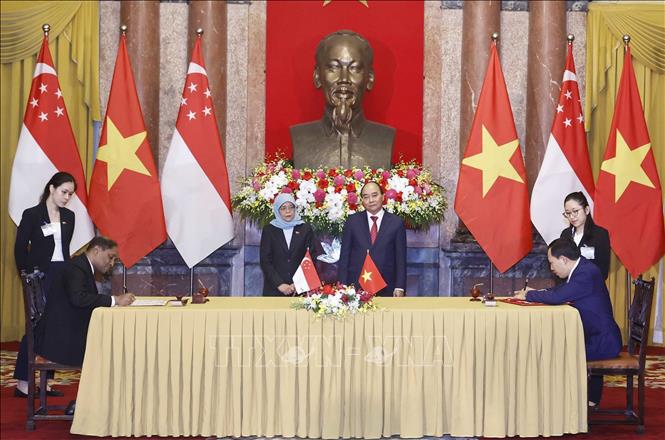 Chủ tịch nước và Tổng thống Singapore chứng kiến lễ ký các văn kiện hợp tác Chú thích ảnh