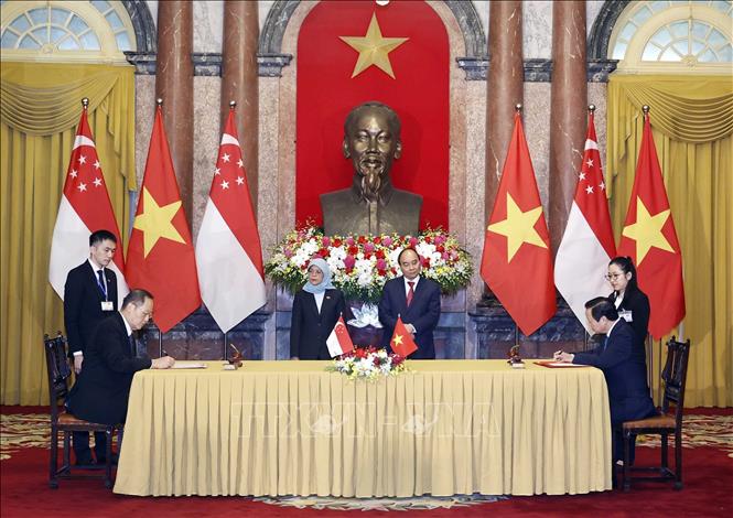 Chủ tịch nước và Tổng thống Singapore chứng kiến lễ ký các văn kiện hợp tác Chú thích ảnh
