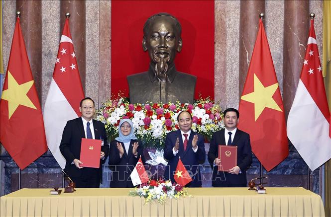 Chủ tịch nước và Tổng thống Singapore chứng kiến lễ ký các văn kiện hợp tác Chú thích ảnh