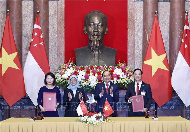 Chủ tịch nước và Tổng thống Singapore chứng kiến lễ ký các văn kiện hợp tác Chú thích ảnh
