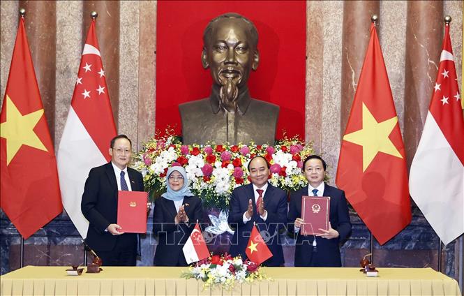 Chủ tịch nước và Tổng thống Singapore chứng kiến lễ ký các văn kiện hợp tác Chú thích ảnh