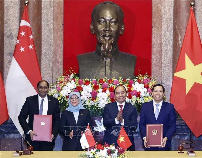 Chủ tịch nước và Tổng thống Singapore chứng kiến lễ ký các văn kiện hợp tác Chú thích ảnh