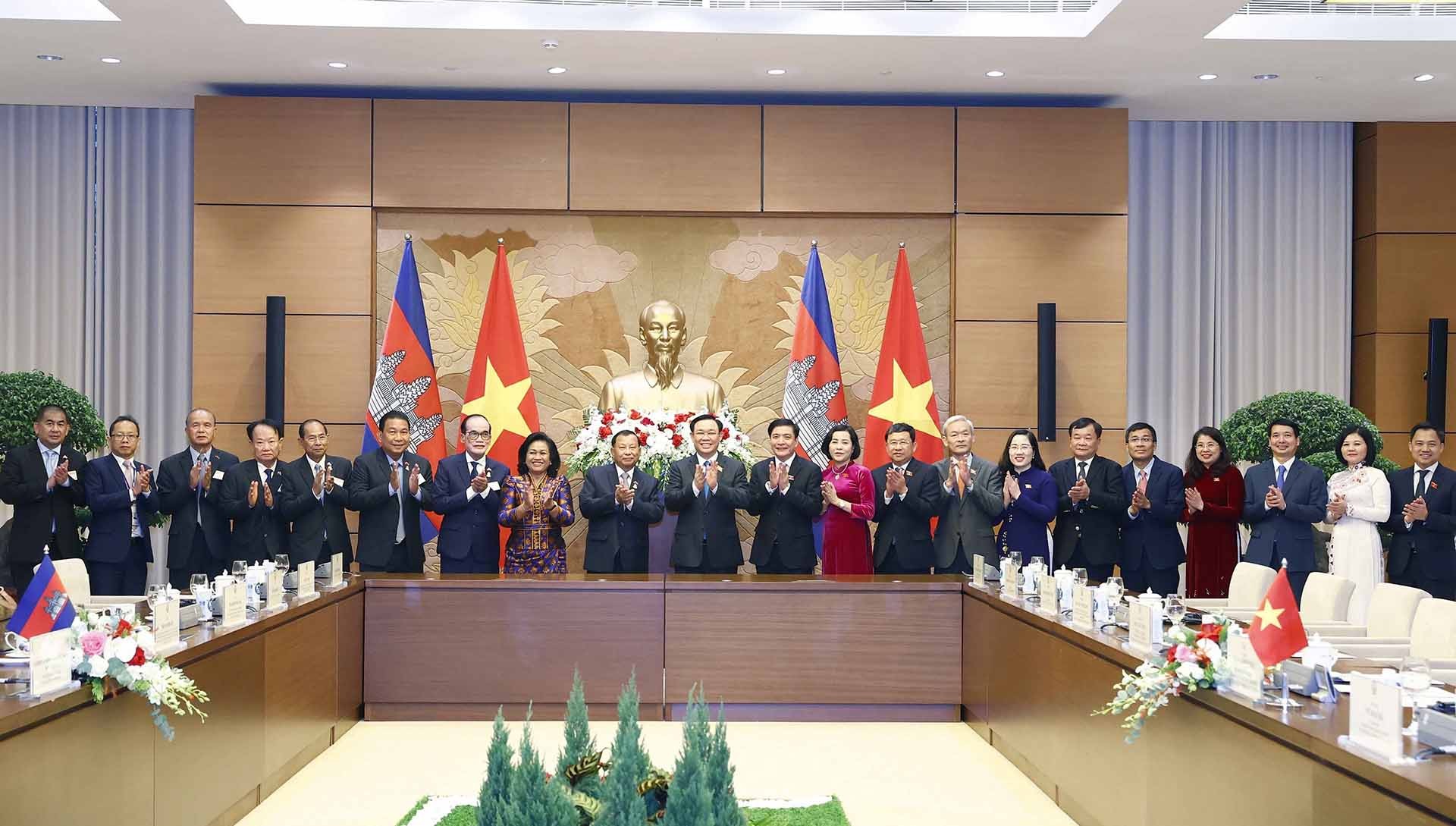 Chủ tịch Quốc hội Vương Đình Huệ, Chủ tịch Thượng viện Vương quốc Campuchia Samdech Say Chhum và các đại biểu chụp ảnh lưu niệm. (Nguồn: TTXVN) Chủ tịch Quốc hội Vương Đình Huệ, Chủ tịch Thượng viện Vương quốc Campuchia Samdech Say Chhum và các đại biểu chụp ảnh lưu niệm. (Nguồn: TTXVN)