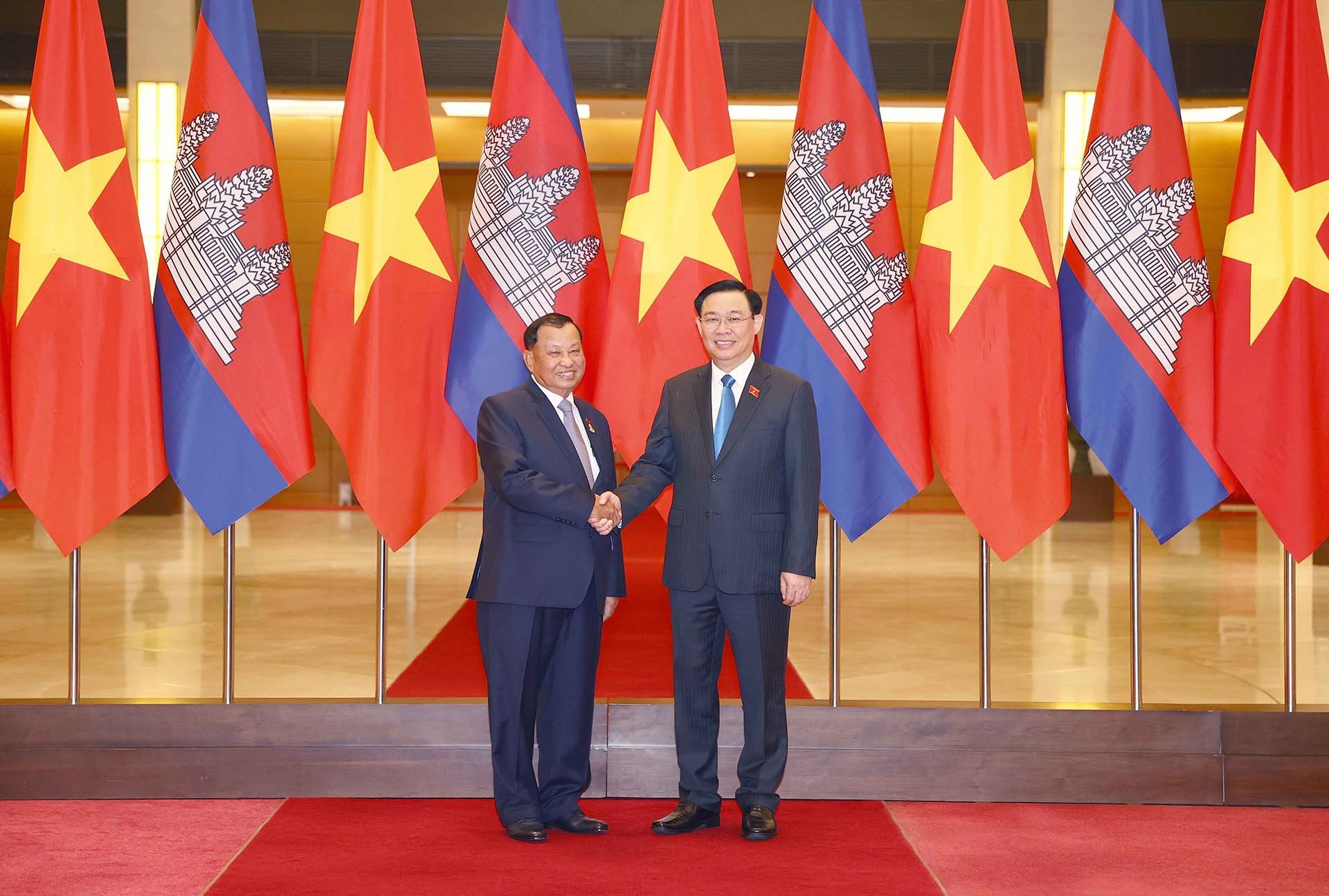 Chủ tịch Quốc hội Vương Đình Huệ và Chủ tịch Thượng viện Vương quốc Campuchia Samdech Say Chhum chụp ảnh chung. (Nguồn: TTXVN) Chủ tịch Quốc hội Vương Đình Huệ và Chủ tịch Thượng viện Vương quốc Campuchia Samdech Say Chhum chụp ảnh chung. (Nguồn: TTXVN)