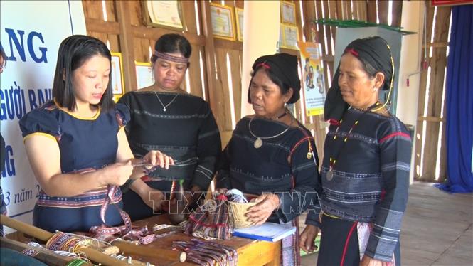 Bảo tồn, phát huy giá trị thổ cẩm của dân tộc Bahnar Chú thích ảnh