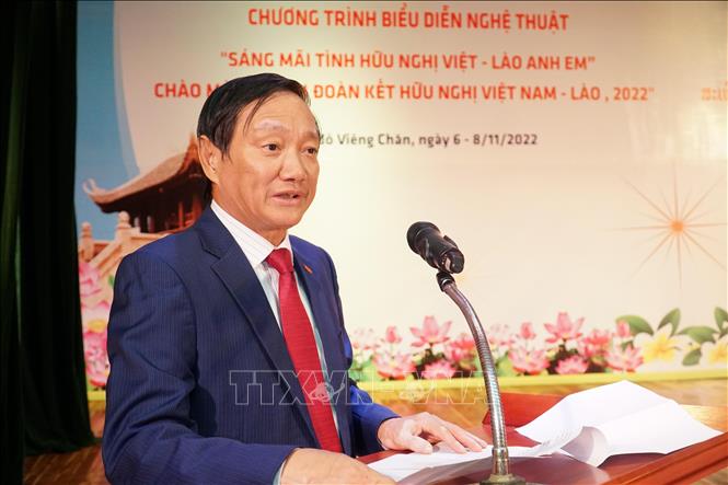Biểu diễn nghệ thuật chào mừng năm đoàn kết hữu nghị Việt Nam - Lào Chú thích ảnh
