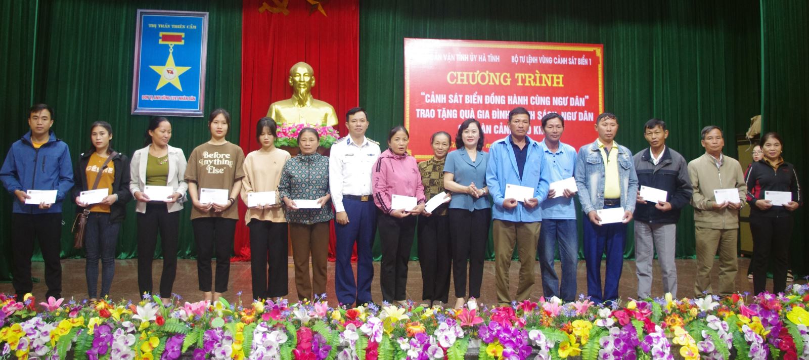 Cảnh sát biển đồng hành với ngư dân tại Hà Tĩnh Chú thích ảnh