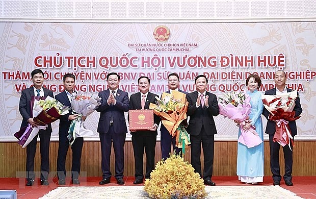 Chủ tịch Quốc hội Vương Đình Huệ tặng quà cho đại diện cộng đồng người Việt tại Campuchia. (Ảnh: Doãn Tấn/TTXVN) Chủ tịch Quốc hội Vương Đình Huệ tặng quà cho đại diện cộng đồng người Việt tại Campuchia. (Ảnh: Doãn Tấn/TTXVN)
