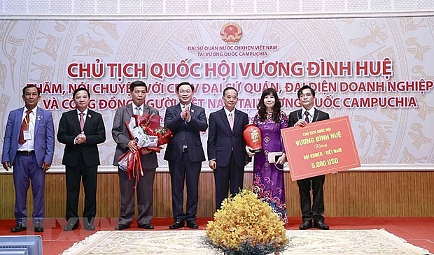Chủ tịch Quốc hội Vương Đình Huệ tặng Hội Khmer-Việt Nam, đại diện cộng đồng người Việt tại Campuchia. (Ảnh: Doãn Tấn/TTXVN) Chủ tịch Quốc hội Vương Đình Huệ tặng Hội Khmer-Việt Nam, đại diện cộng đồng người Việt tại Campuchia. (Ảnh: Doãn Tấn/TTXVN)