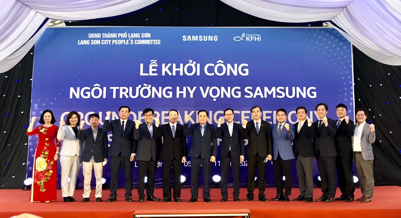 Lãnh đạo UBND tỉnh Lạng Sơn cùng Lãnh đạo một số sở, thành phố Lạng Sơn và các nhà tài trợ Hàn Quốc tại Lễ khởi công “Ngôi trường hy vọng Samsung Lạng Sơn”.