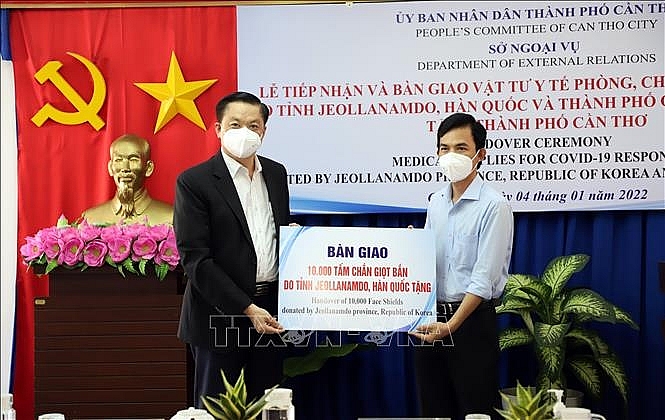 ទីក្រុង Can Tho ទទួលបានជំនួយសម្ភារៈបរិក្ខារពេទ្យសម្រាប់ការបង្ការ និងគ្រប់គ្រងជំងឺរាតត្បាតពីប្រទេសកូរ៉េ និងជប៉ុន ទីក្រុង Can Tho ទទួលបានជំនួយសម្ភារៈបរិក្ខារពេទ្យសម្រាប់ការបង្ការ និងគ្រប់គ្រងជំងឺរាតត្បាតពីប្រទេសកូរ៉េខាងត្បូង និងជប៉ុន