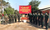 កងទ័ពការពារព្រំដែនខេត្តឡុងអានប្រគល់អំណោយនិងថវិកាផ្នែកវេជ្ជសាស្រ្តសម្រាប់បង្ការនិងទប់ស្កាត់ការរីករាលដាលនៃជំងឺកូវីដ-១៩ដល់កងកំលាំងប្រដាប់អាវុធខេត្តព្រៃវែ