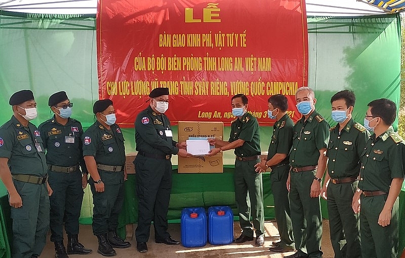 ពិធីជួយឧបត្ថម្ភគាំទ្រដល់រកងកម្លាំងប្រដាប់អាវុធខេត្តស្វាយរៀងប្រឆាំងនឹងជំងឺរាតត្បាត