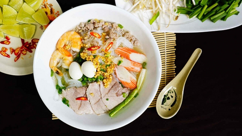 គុយទាវវៀតណាមត្រូវបានមេចុងភៅល្បីឈ្មោះ Gordon Ramsay ស្ងើចសរសើរដ៏គួរឲ្យមោទនភាព