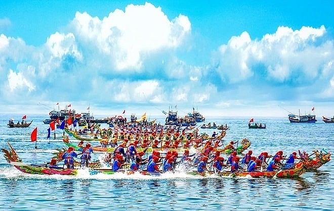ស្រុកលីសឺន (Ly Son) រៀបចំពិធីអបអរសាទរនិងប្រណាំងទូក Tu Linh ស្រុកលីសឺន (Ly Son) រៀបចំពិធីអបអរសាទរការប្រណាំងអុំទូក Tu Linh