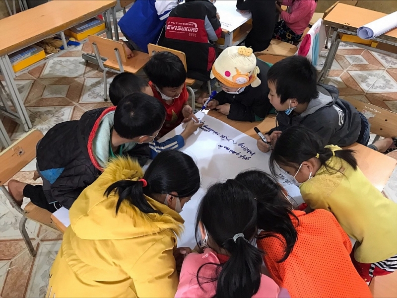 ChildFund វៀតណាមណែនាំសិស្ស Cao Bang របៀបកំណត់អត្តសញ្ញាណហានិភ័យ