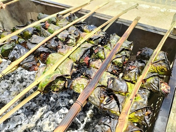 សាច់ជ្រូកបែបជនជាតិភាគតិចនៅវៀតណាមរុំស្លឹកថ្លុងជាអាហារឆ្ងាញ់ពិសេសនៅ Luong Son ខេត្ត Hoa Binh សាច់ជ្រូកឡើងភ្នំបែបជនជាតិភាគតិចនៅវៀតណាមរុំស្លឹកថ្លុងជាអាហារឆ្ងាញ់ពិសេសនៅ Luong Son ខេត្ត Hoa Binh