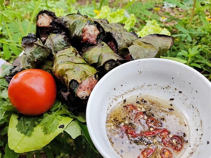សាច់ជ្រូកបែបជនជាតិភាគតិចនៅវៀតណាមរុំស្លឹកថ្លុងជាអាហារឆ្ងាញ់ពិសេសនៅ Luong Son ខេត្ត Hoa Binh សាច់ជ្រូកឡើងភ្នំបែបជនជាតិភាគតិចនៅវៀតណាមរុំស្លឹកថ្លុងជាអាហារឆ្ងាញ់ពិសេសនៅ Luong Son ខេត្ត Hoa Binh