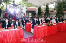 ការ​អុជ​ធូប​ដើម្បី​អបអរ​ថ្ងៃ​កំណើត​គម្រប់ ១១០ ឆ្នាំ​របស់​ថ្នាក់ដឹកនាំ Le Van Luong នៅ Hung Yen