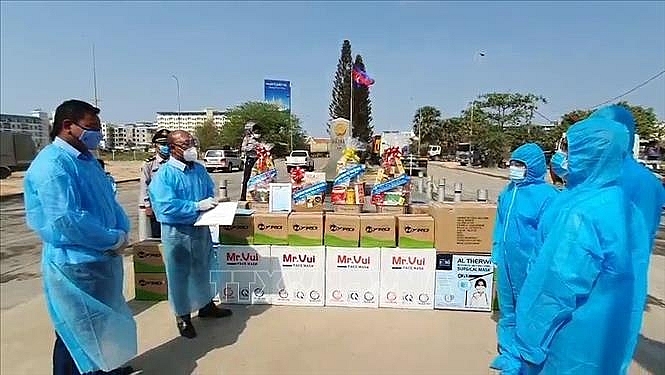 Cung cấp thiết bị y tế Phòng chống Covid-19 cho tỉnh Svay Rieng, Vương quốc Campuchia ប្រគល់ជូនបរិក្ខាពេទ្យប្រយុទ្ធប្រឆាំងនឹងការឆ្លងរាលដាលនៃជំងឺកូវីដ - ១៩ ឲ្យខេត្ត ស្វាយរៀង ព្រះរាជាណាចក្រ កម្ពុជា