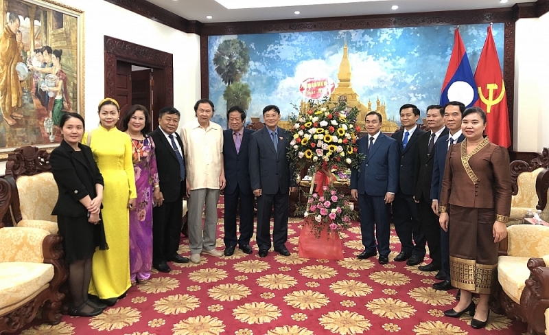 សមាគមមិត្តភាពវៀតណាម - ឡាវអបអរសាទរពិធីបុណ្យចូលឆ្នាំប្រពៃណី Bunpimay ឆ្នាំ២០២១ ជូនចំពោះស្ថានទូតឡាវប្រចាំនៅប្រទេសវៀតណាម