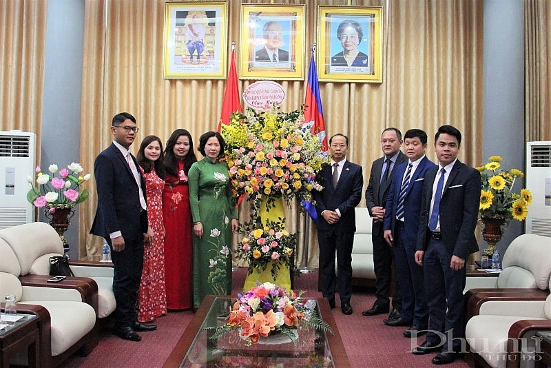 សម្ព័ន្ធនារីទីក្រុងហាណូយអញ្ជើញមកសួរសុខទុក្ខនិងជូនពរបុណ្យចូលឆ្នាំប្រពៃណីដល់ស្ថានទូតឡាវនិងកម្ពុជាប្រចាំនៅវៀតណាម