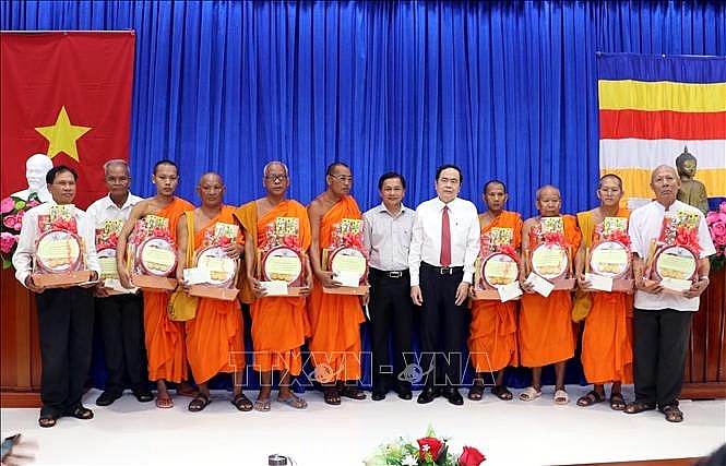 អនុប្រធានអចិន្ត្រៃយ៍រដ្ឋសភាវៀតណាម ជូនពរ បុណ្យចូលឆ្នាំថ្មីប្រពៃណីខ្មែរនៅខេត្ត Soc Trang អនុប្រធានអចិន្ត្រៃយ៍រដ្ឋសភាវៀតណាម ជូនពរ បុណ្យចូលឆ្នាំថ្មីប្រពៃណីខ្មែរនៅខេត្ត Soc Trang
