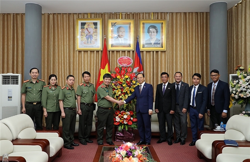 ក្រសួងនគរបាលវៀតណាម អបអរសាទរចំពោះស្ថានទូតនៃព្រះរាជាណាចក្រកម្ពុជាប្រចាំនៅប្រទេសវៀតណាមក្នុងឱកាសនៃពិធីបុណ្យចូលឆ្នាំថ្មីប្រពៃណីជាតិនៃព្រះរាជាណាចក្រកម្ពុជាឆ្នាំ ២០២១ ក្រសួងនគរបាលវៀតណាម អបអរសាទរចំពោះស្ថានទូតនៃព្រះរាជាណាចក្រកម្ពុជាប្រចាំនៅប្រទេសវៀតណាមក្នុងឱកាសនៃពិធីបុណ្យចូលឆ្នាំថ្មីប្រពៃណីជាតិនៃព្រះរាជាណាចក្រកម្ពុជាឆ