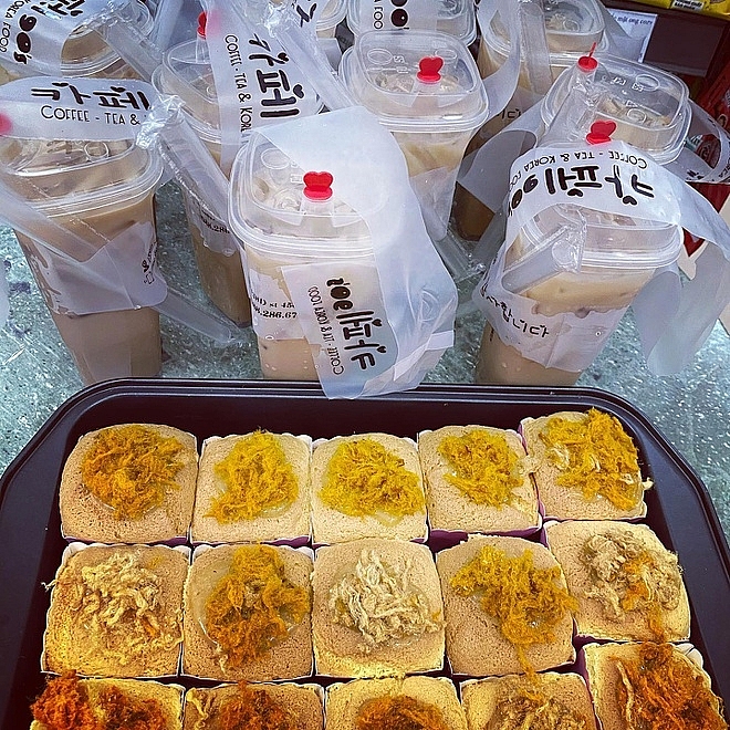 អ្នកស្រីជនជាតិវៀតណាមម្នាក់បានធ្វើនំនិងតែទឹកដោះគោសម្រាប់ប៉ូលីសនៅឯចំណុចកណ្តាលនៃការរីករាលដាលនៃជំងឺកូវីដ-១៩នៅប្រទេសកម្ពុជា