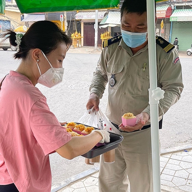 អ្នកស្រីជនជាតិវៀតណាមម្នាក់បានធ្វើនំនិងតែទឹកដោះគោសម្រាប់ប៉ូលីសនៅឯចំណុចកណ្តាលនៃការរីករាលដាលនៃជំងឺកូវីដ-១៩នៅប្រទេសកម្ពុជា